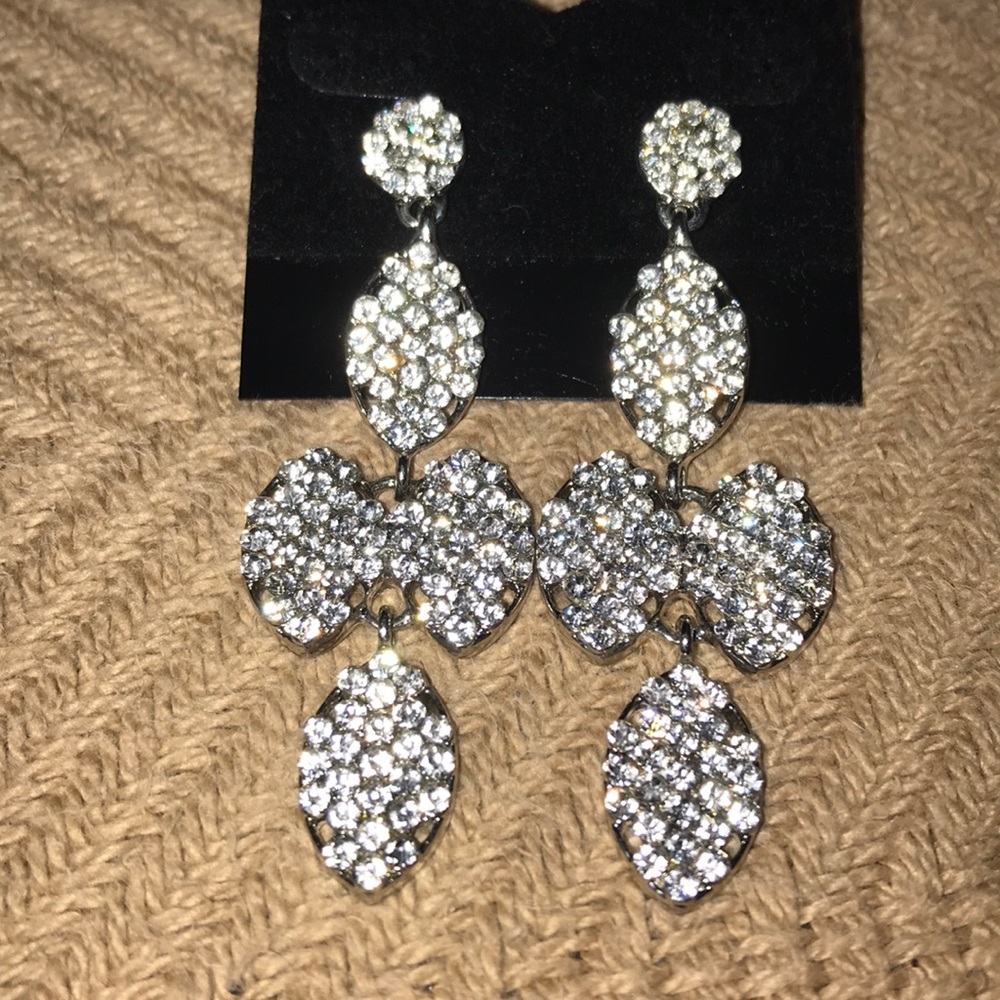 NWOT-Rhinestone Fashion Earrings